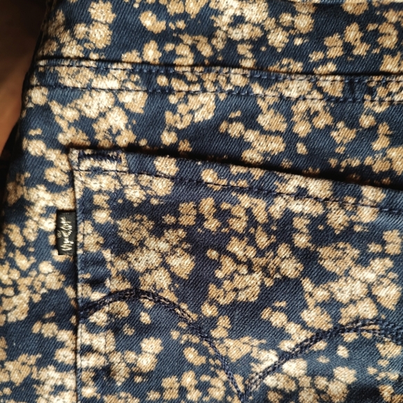Levi's flower print skinny jeans. New. Size 6. - Picture 2 of 16